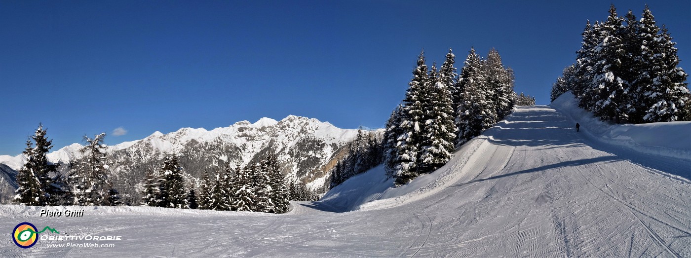 25 Salendo la pista panoramica sul tratto in decisa salita verso Torcola Vaga.jpg